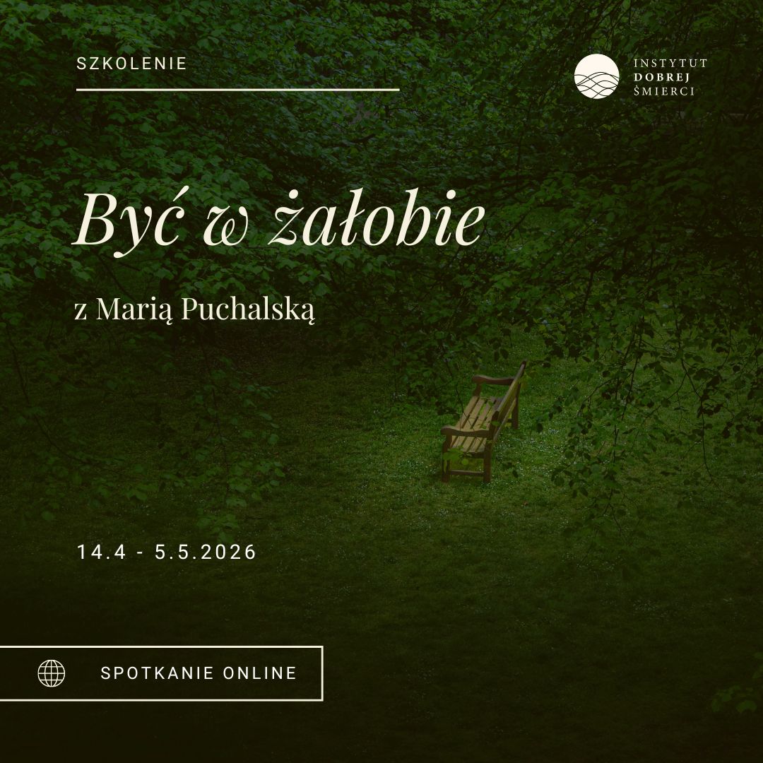 Ławka wśród zielonych drzew, na zielonej trawie z kremowymi napisami