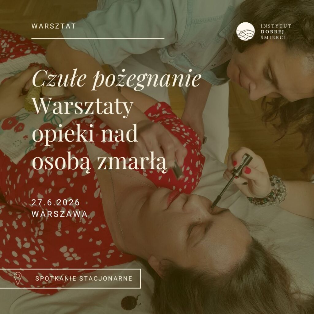 Jedna kobieta malującą twarz drugiej i kremowe napisy