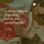 Jedna kobieta malującą twarz drugiej i kremowe napisy