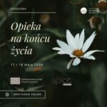 Kwiat z białymi płatkami i żółtym środkiem wśród liści i białe napisy