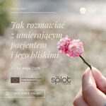 Dłoń trzymająca różowy kwiatek i kremowe napisy