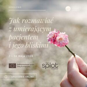 Dłoń trzymająca różowy kwiatek i kremowe napisy