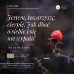 owoc dzikiej róży i napisy