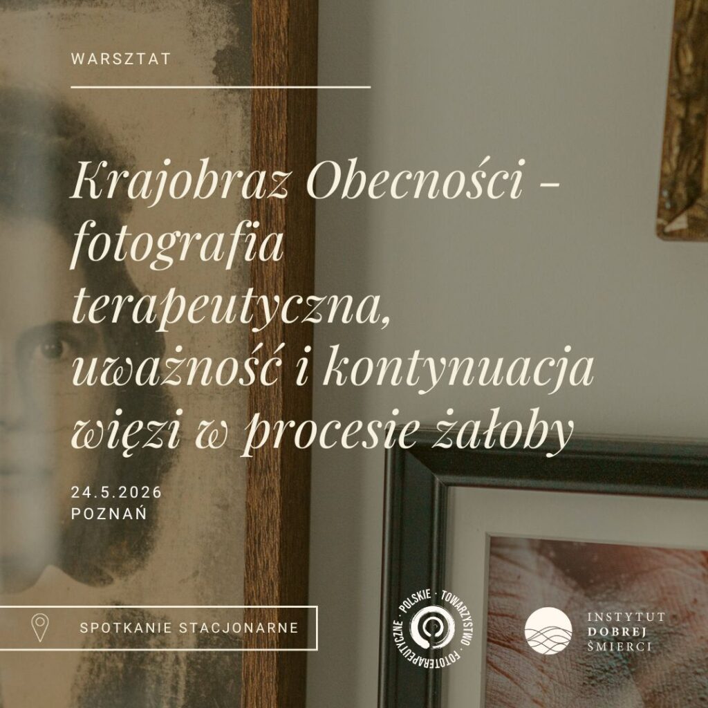 Zdjęcia w ramkach w tle i kremowy napis