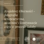 Zdjęcia w ramkach w tle i kremowy napis