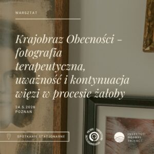 Zdjęcia w ramkach w tle i kremowy napis