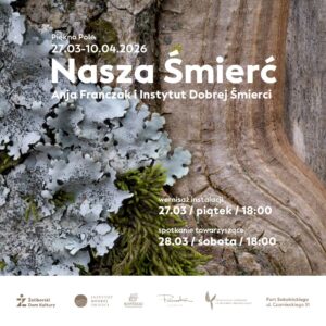 drewno i mech oraz białe napisy