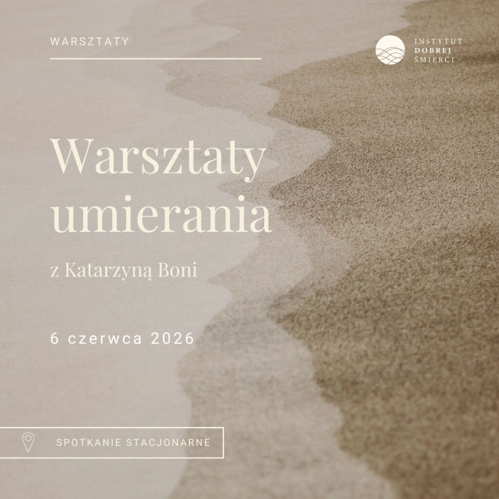 Pasek na plaży w różnych odcieniach brązu oraz napisy