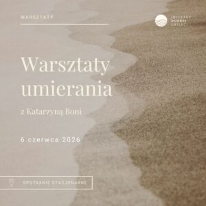 Pasek na plaży w różnych odcieniach brązu oraz napisy
