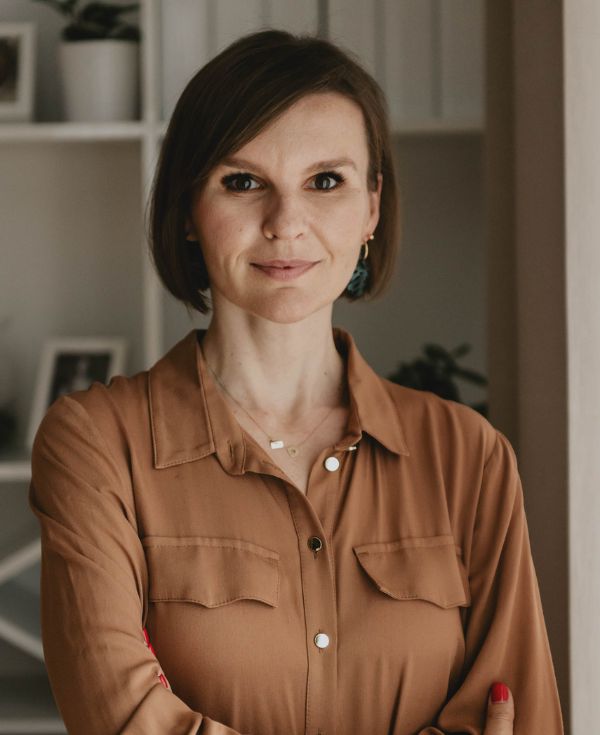 Uśmiechnięta kobieta o krótkich włosach
