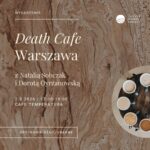 Brązowe tło i krąg filiżanek oraz kremowe napisy