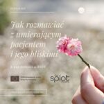 różowy kwiatek trzymany w damskich palcach i białe napisy