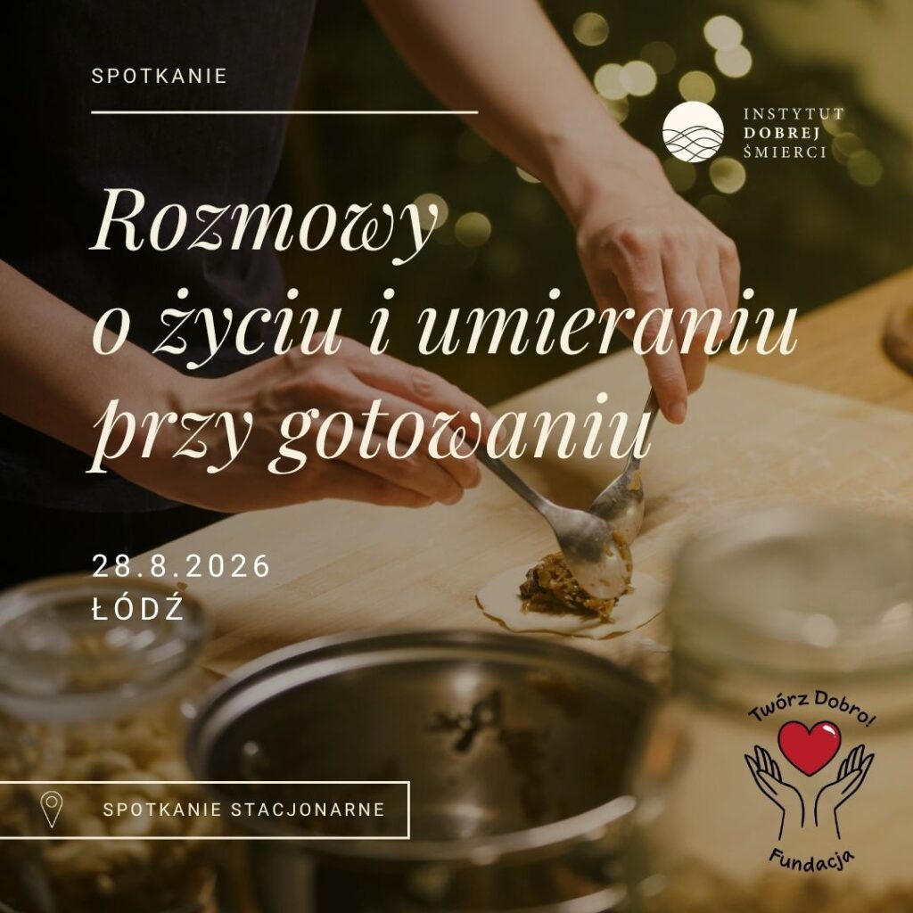 Dłonie lepiące pierogi z białymi napisami