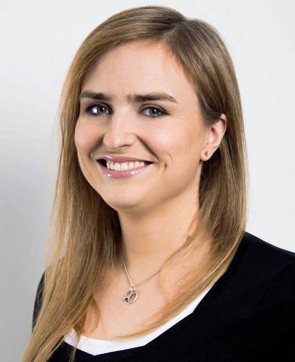 Uśmiechnięta kobieta o blond włosach