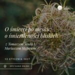 kwiat i białe napisy