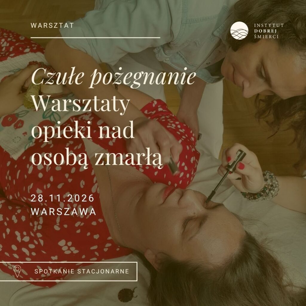 Jedna kobieta malującą twarz drugiej i kremowe napisy