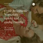 Jedna kobieta malującą twarz drugiej i kremowe napisy